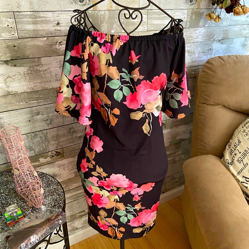 Off the shoulder Pencil dress with floral print black and pink color